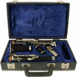 Een klarinet in originele koffer, pelisson. Frankrijk 2e helft 20e eeuw.A clarinet in original case,