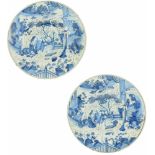 Een set van twee schotels met Chinees decor. Delft, 18e eeuw.Randschade. Ø 33 cm.A set of two dishes