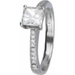 Shoulder ring witgoud, ca. 1.17 ct. diamant - 18 kt.1 Princess geslepen diamant (ca. 1.04 ct.) en 18