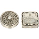 (2) Pepermunt doosjes zilver.Diverse uitvoeringen. Nederland, 1852 / 1881, Keurtekens: diverse