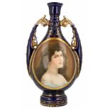 Een porseleinen portretvaas. Wenen, 19e eeuw.Afm. 25 x 14 cm.A porcelain portrait vase. Vienna, 19th
