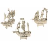 (3) miniatuur schepen zilver.W.o. Santa Maria, Pinta, Nina. 20e eeuw, Keurtekens: onbekend