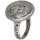 Antieke ring zilver - 800/1000. Afbeelding Medusa vervaagd. Ringmaat: 19,5 mm. Gewicht: 8,5 gram.