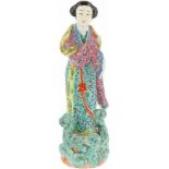 Een porseleinen dame, gemerkt aan onderzijde. China, 20e eeuw.Afm. 23 x 8 cm.A porcelain lady,