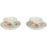 Een set van twee gelobde porseleinen kop en schotels met Imari decor. China, 18e eeuw.Lichte