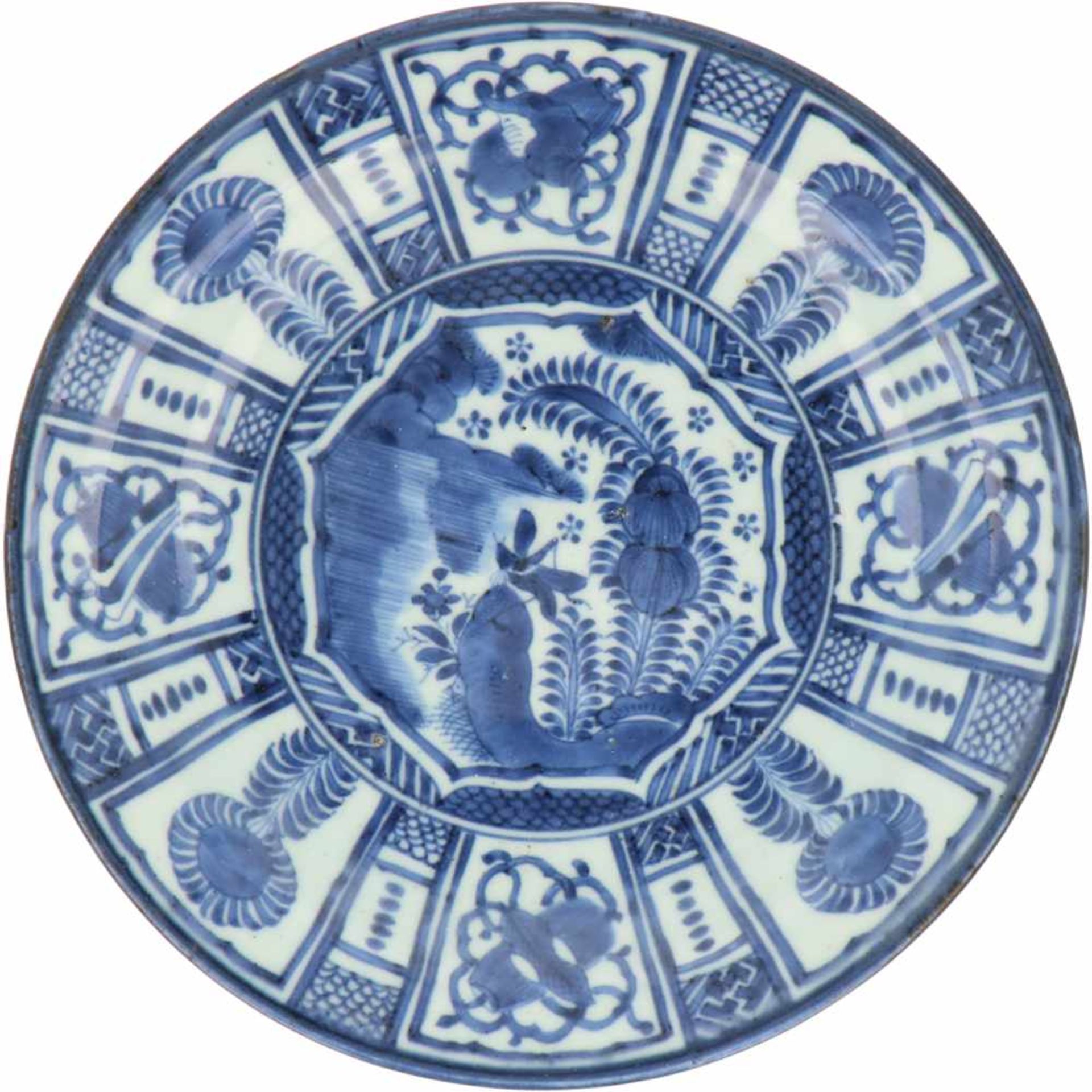 Een porseleinen Arita bord in Wanli-stijl. Japan, 18e eeuw.Ø 21 cm.A porcelain Arita plate in
