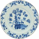 Een porseleinen bord met bloemendecor. China, Qianglong.Haarlijnen en minimale randschade. Ø 22 cm.A