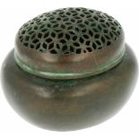 Een bronzen handwarmer, gemerkt. China, 19e eeuw.Afm. 8 x 5 cm.A bronze hand warmer, marked.