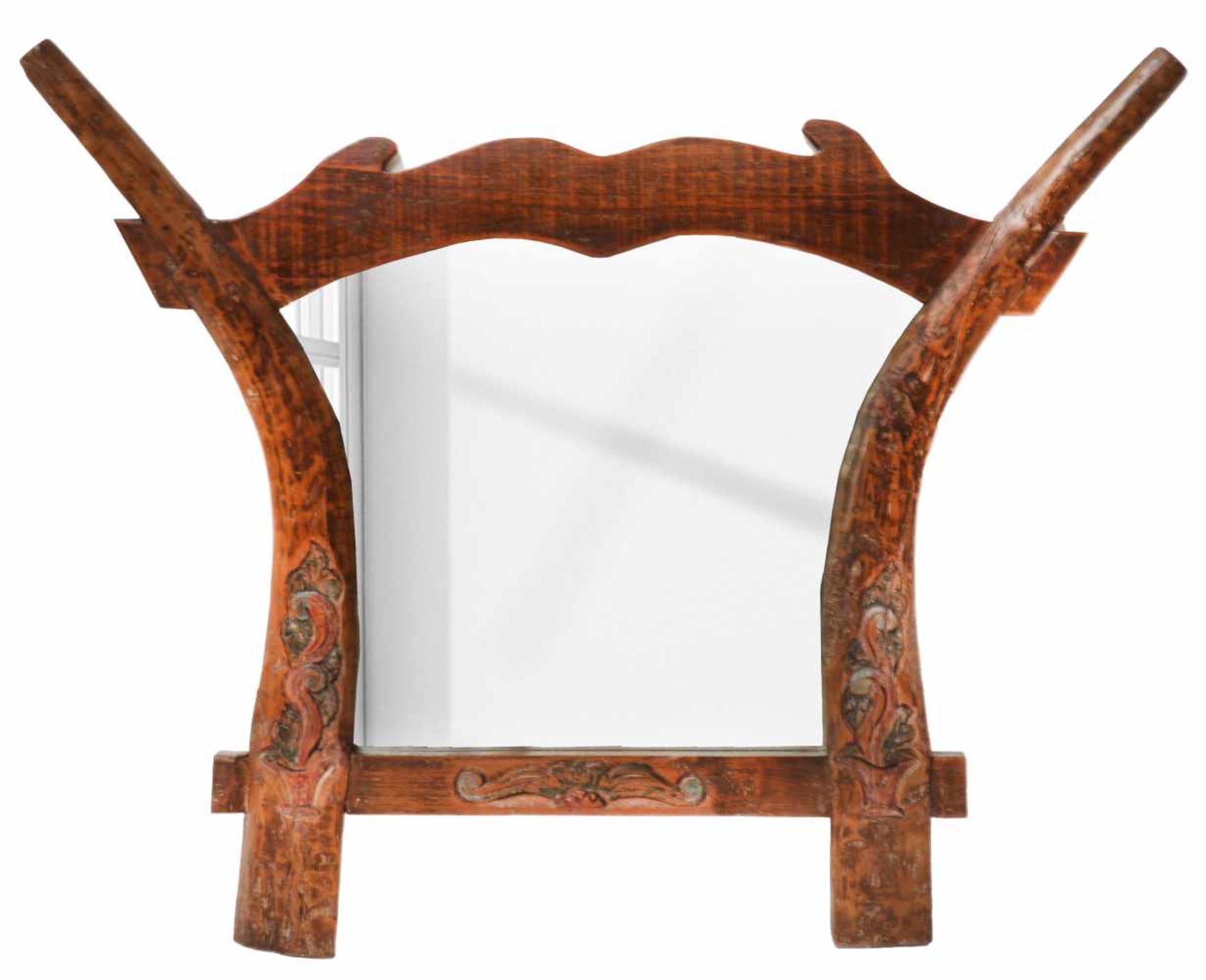 Een wandspiegel vervaardigd van een Indonesische ploeg.Afm. 96 x 77 cm.A wall mirror made from an