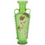 Een glazen vaas met bloemen decoratie. Eind 19e eeuw.Minimale randfritting. Afm. 32,5 x 12 cm.A