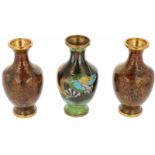 Een lot van drie cloisonné vaasjes. China, 20e eeuw.Afm. 13 x 6 cm.A lot of three cloisonné vases.