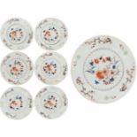 Een set van zeven porseleinen borden met Imari decor. China, Qianlong.Minimale randschade. Eén