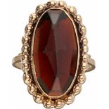 Vintage ring geelgoud, granaat - 14 kt.Granaat ca. 19 x 10 mm. Ringmaat: 17 mm. Gewicht: 6,2 gram.