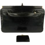 Een slangenleren damestas incl. portefeuille. 20e eeuw.Afm. 34 x 33 cm.A snake leather ladies' bag