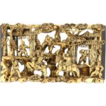 Een houten verguld Chinees snijstuk van strijders.Afm. 18 x 34 cm.A wooden gilded Chinese carving