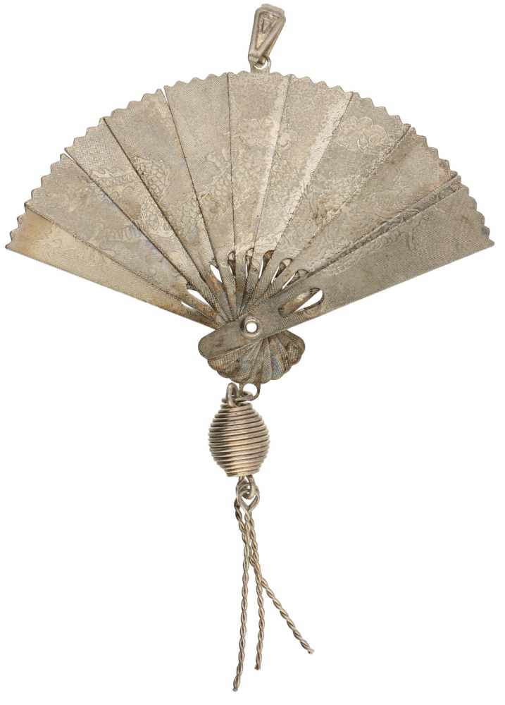 Vintage hanger. Uitvouwbaar tot waaier met Chinese draak en vogels. LxB: 7,5 x 4,8 cm. Gewicht: 4, - Image 2 of 2
