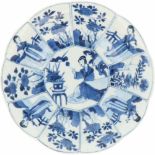 Een porseleinen bordje met decor van Chinese dames. China, Kangxi.Gerestaureerd. Ø 16,5 cm.A