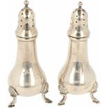 (2) delige set Zout & Peper strooiers zilver.Druppel vormig buik model op 3 pootjes. USA, 20e