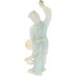 Een Hofdame gesneden uit jadeite met drie kleuren. China, 20e eeuw.Afm. 6,5 x 4,5 cm.A lady-in-