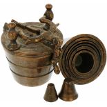 Een bronzen set sluitgewichten. Eind 19e eeuw.Afm. 10,5 x 9 cm.A bronze nested weight. Late 19th