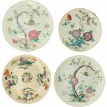 Een lot van vier porseleinen borden met floraal decor. China, 19e eeuw.Randschade en haarlijnen.A