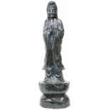 Een nifriet sculptuur in de vorm van een Guan-Yin. China, tweede helft 20e eeuw.Afm. H: 65 cm, B: 20