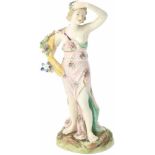 Een porseleinen vrouwenfiguur met bloemen. Rudolstadt Ernst Bohne und Söhne Duitsland, begin 20e