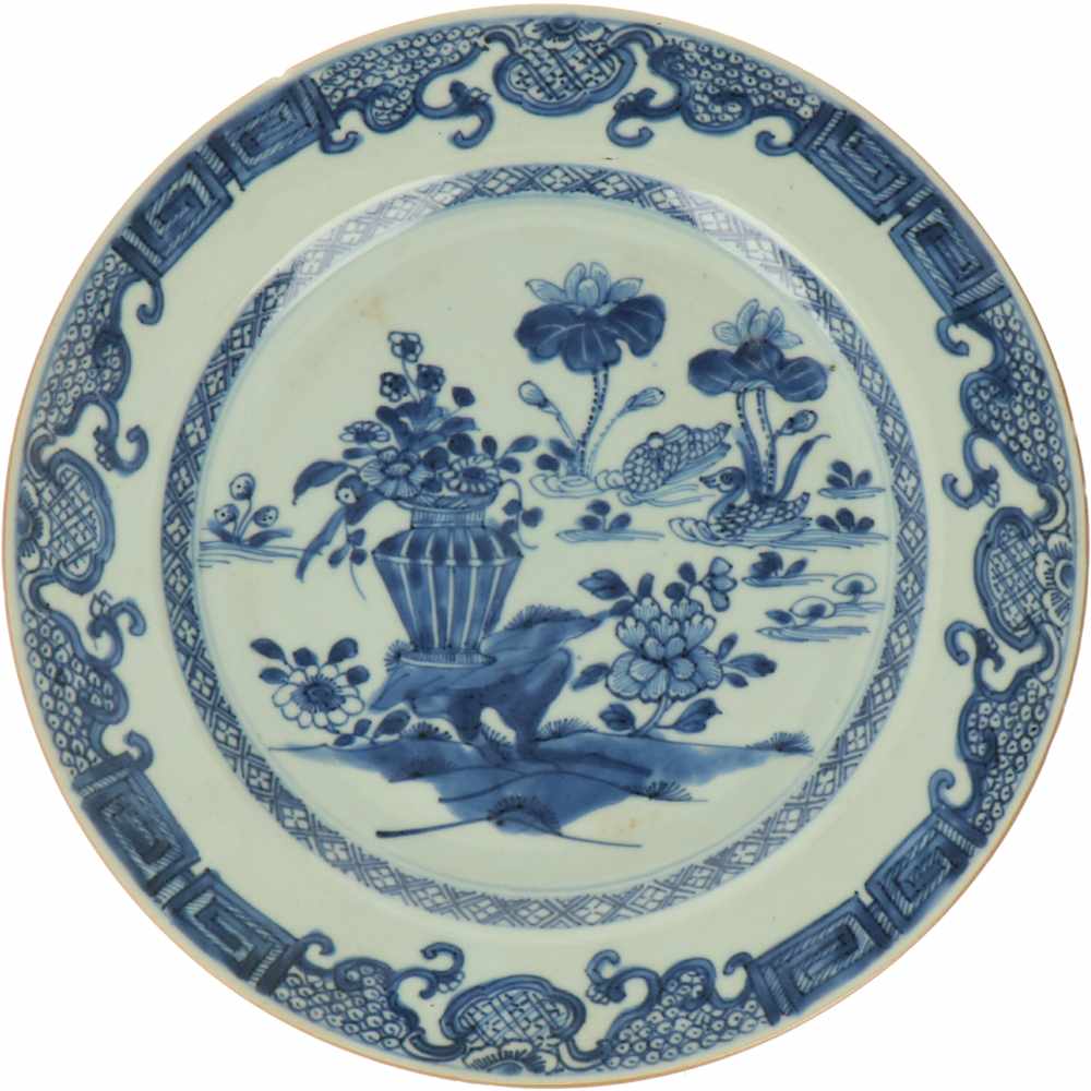 Een set van vijf porseleinen borden met blauw decor van bloemen en vazen. China, Qianglong.Chips. - Image 4 of 9