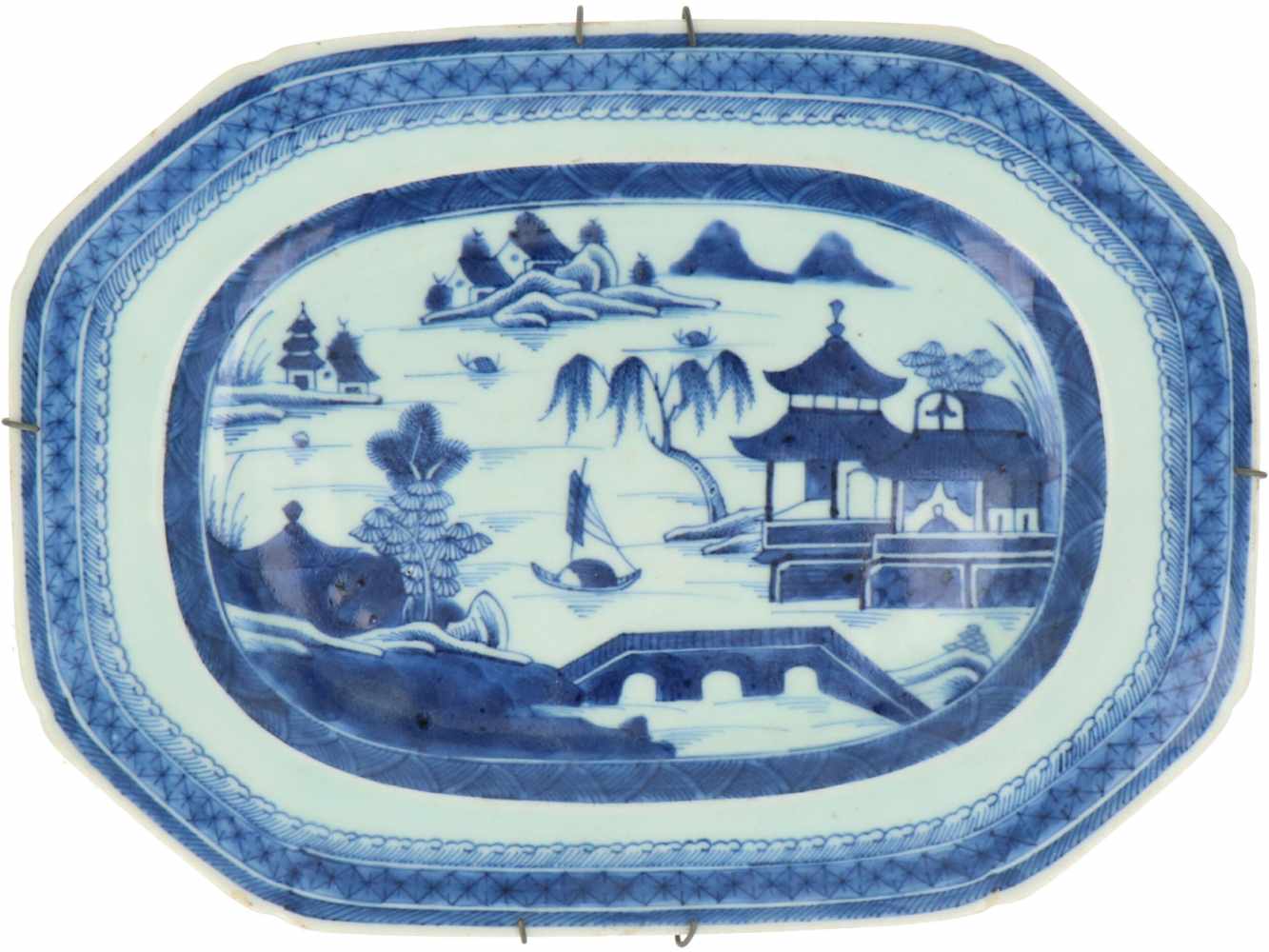 Een porseleinen vleesschaal met landschap decor. China, 18e eeuw.Minimale randschade. Ø 29 cm.A