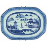 Een porseleinen vleesschaal met landschap decor. China, 18e eeuw.Minimale randschade. Ø 29 cm.A