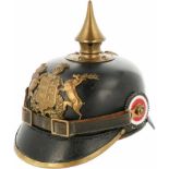 Een Württenberg Pickelhaube. Zwart leer met bronzen ornamenten. Gestempeld aan de binnenzijde.A