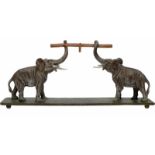 Porte Montre in de vorm van 2 olifanten.H: 5 cm.Porte Montre in the shape of 2 elephants.H: 5 cm.