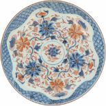 Een porseleinen bord met Imari decor. China, 18e eeuw.Haarlijnen. Ø 22 cm.A porcelain plate with