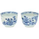 Een set van twee porseleinen cups met landschaps decor. China, 18e eeuw.Randschade. Afm. 4 x 6 cm.