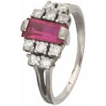 Art Deco ring witgoud, ca. 0.20 ct. diamant en robijn - 14 kt.10 Zwitsers geslepen diamanten (ca.