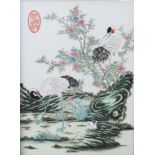 Een porseleinen tableau met decor van kraanvogels in landschap. China, midden 20e eeuw.Afm. 34 x