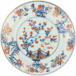 Een porseleinen bord met Imari decor. China, 18e eeuw.Randschade. Ø 21,5 cm.A porcelain plate with