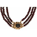 Vintage collier met geelgouden sluiting, glasgranaat - 14 kt.L: 35 cm. Gewicht: 42,4 gram.Vintage