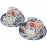 Een set van twee porseleinen kop en schotels met Imari decor. Japan, 19e eeuw.Eén kopje met chip