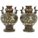 Een stel bronzen cloisonné vazen. China, 19e eeuw.Afm. 25 x 15,5 cm.A pair of bronze cloisonné
