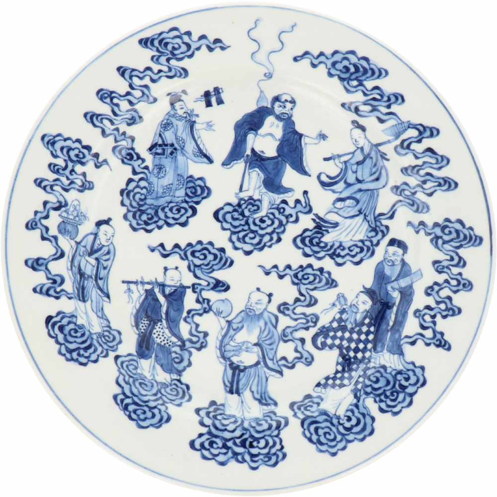 Een set van zes porseleinen borden gedecoreerd met onsterfelijkheden, gemerkt in periode. China, - Image 5 of 9