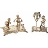 (2) Putti miniaturen zilver.Gegoten decoraties met muziek spelende putti. Italië, 20e eeuw,