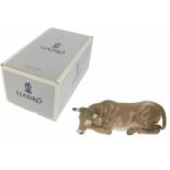 Een porseleinen stier in originele doos, gemerkt Lladro. Spanje, eind 20e eeuw.Afm. 7 x 20 cm.A