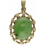 Hanger geelgoud, jade - 14 kt.Jade ca. 20 x 15 mm. LxB: 3,9 x 2,2 cm. Gewicht: 8 gram.Yellow gold