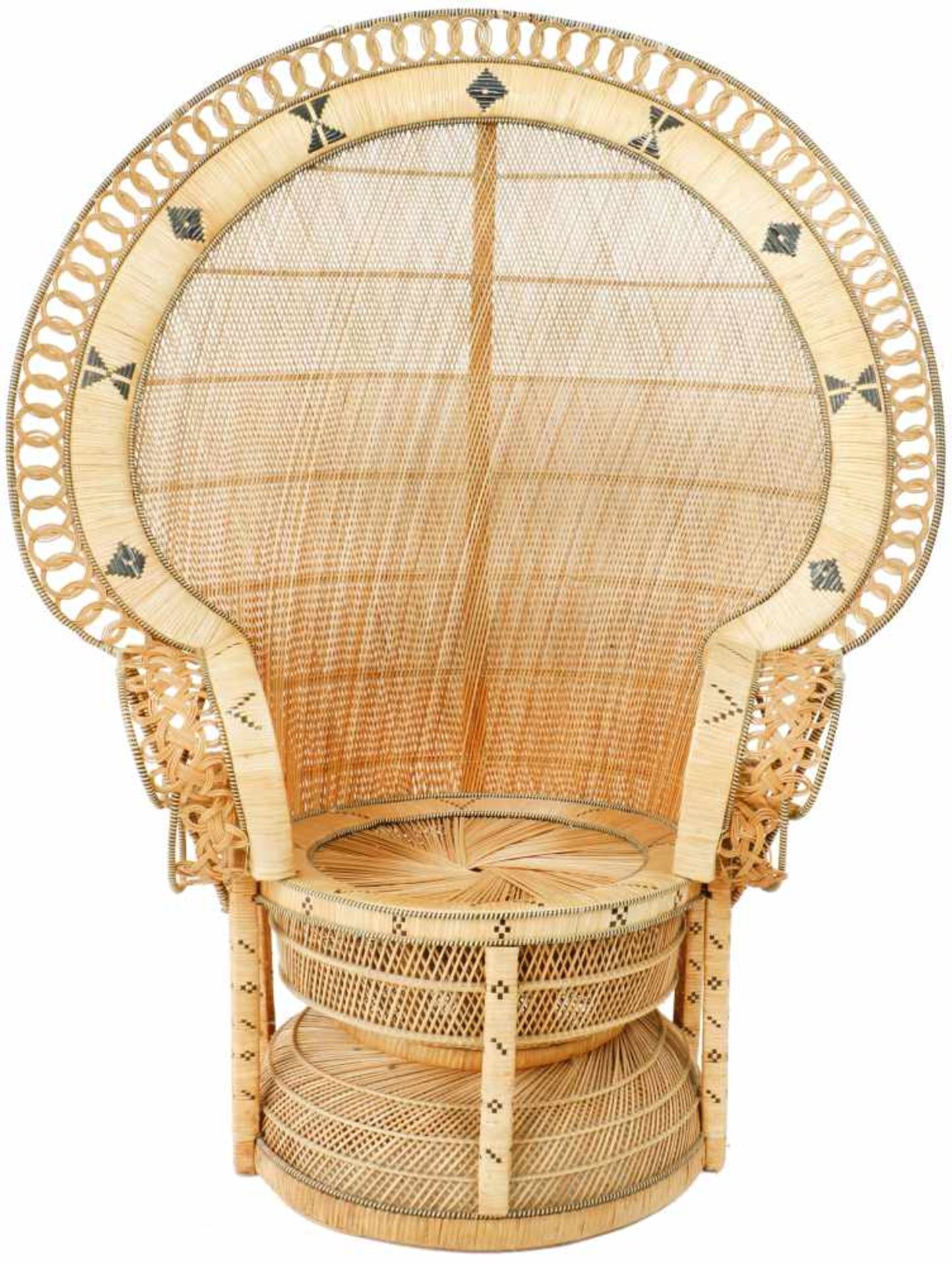 Een handgevlochten pauwenstoel. Indonesië.Afm. 166 x 50 x 40 cm.A hand-woven peacock chair.