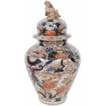Een porseleinen kastvaas met Imari decor. Japan, 18e eeuw.Afm. 48 x 24 cm.A porcelain cabinet vase