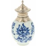 Een porseleinen theebus met zilveren stop. China, Kangxi.Afm. 14 x 7 cm.A porcelain tea caddy with