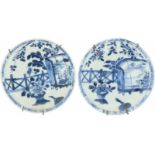 Een set van twee bordjes met landschaps decor. China, 18e eeuwMinimale randschade. Ø 11,5 cm.A set