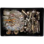 Een lot verzilverde voorwerpen w.o. onderborden en bestekdelen.A lot with silver-plated items