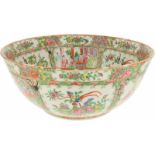 Een porseleinen kom met Kantonees decor. China, 19e eeuw.Ø 37 cm.A porcelain bowl with Cantonese